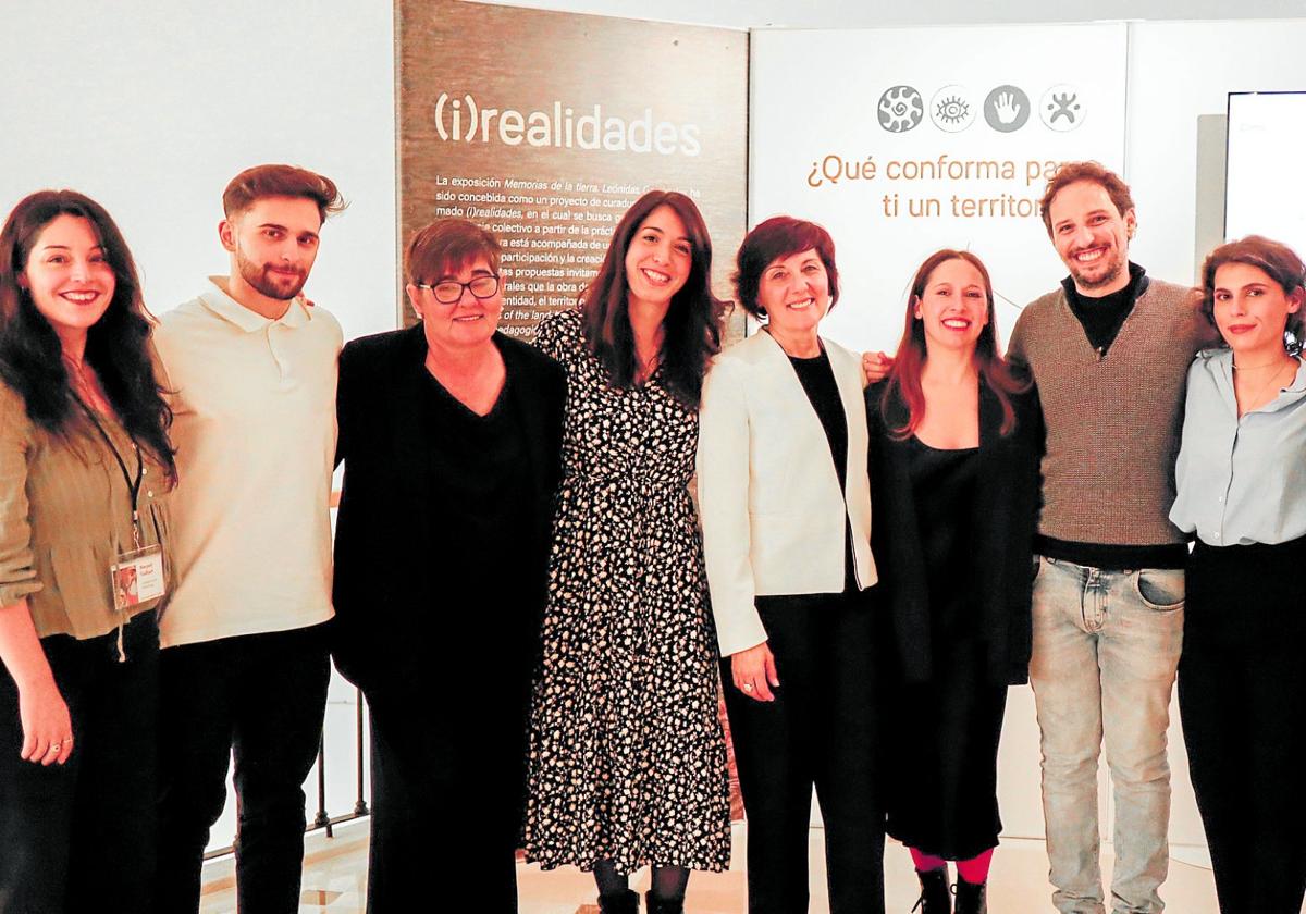 El equipo humano de Museo Ralli junto a Cía Ximena Carnevale durante la inauguración del proyecto (i)realidades.