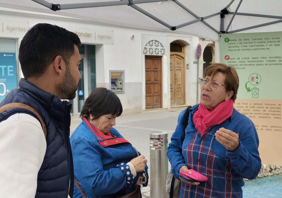 Imagen principal - Las mesas informativas en los distintos puntos de Álora.