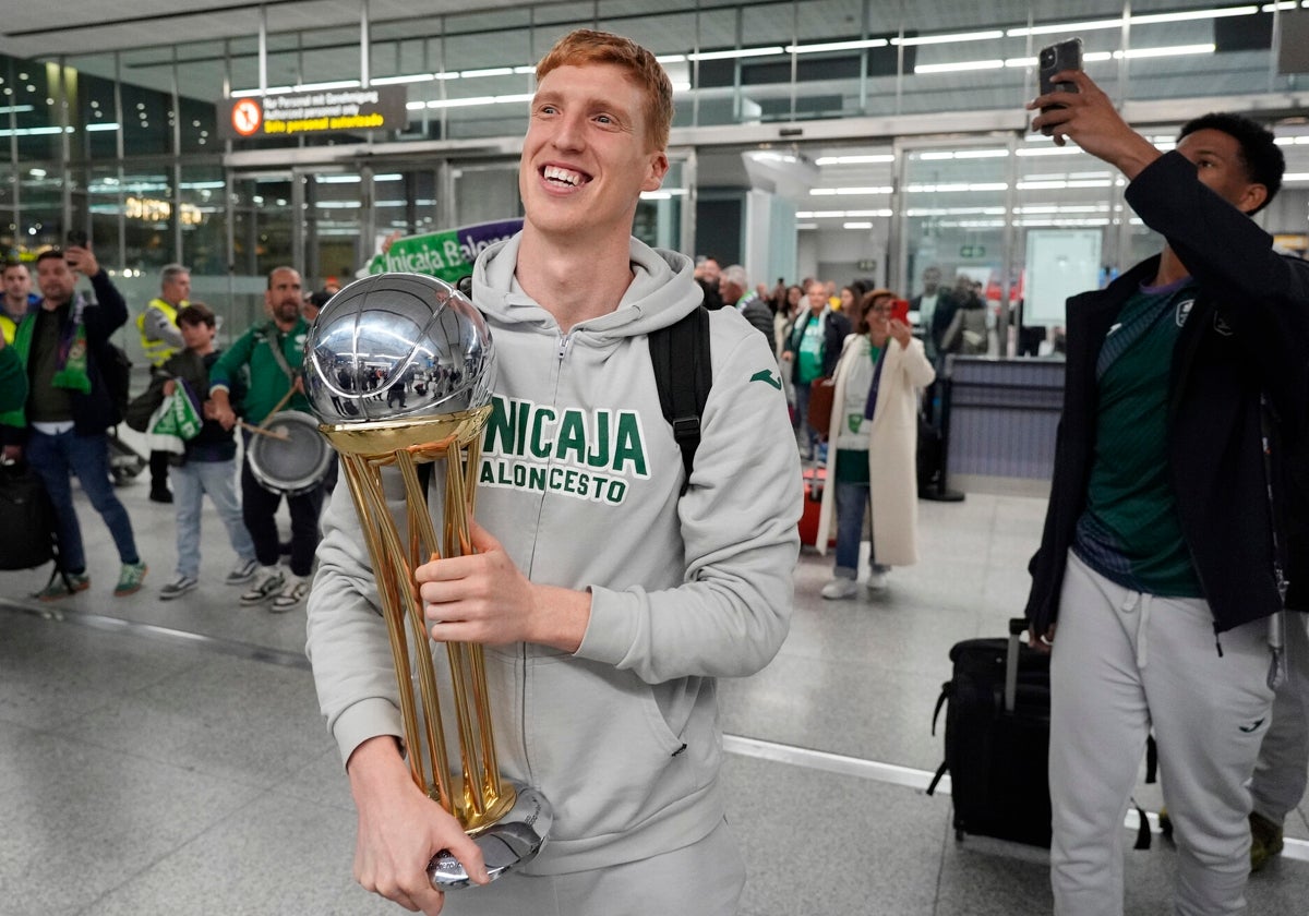 Alberto Díaz, con la Copa en la llegada del equipo a Málaga.