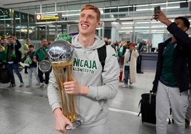 Alberto Díaz, con la Copa en la llegada del equipo a Málaga.