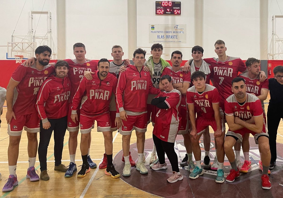 La plantilla de El Pinar celebra la victoria ante el Salliver Fuengirola.