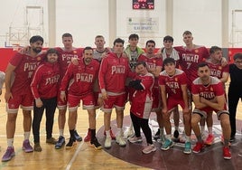 La plantilla de El Pinar celebra la victoria ante el Salliver Fuengirola.