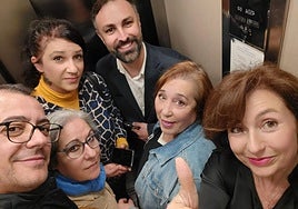 Los socialistas Rubén Viruel, Mari Carmen Sánchez, Toni Morillas (viceportavoz de Con Málaga), Mariano Ruiz Araujo, Mari Carmen Martín y Rosa del Mar Rodríguez, encerrados en el ascensor de la Casona ese lunes.