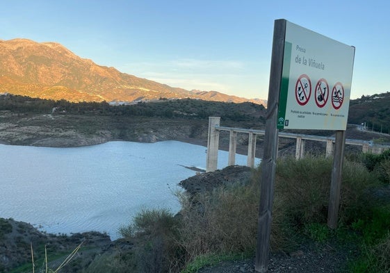 El embalse de La Viñuela apenas almacena 36 hectómetros cúbicos, el triple que hace un año.