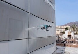 Los drones serán ahora los encargados de limpiar la fachada del Mirador del Carmen en Estepona.