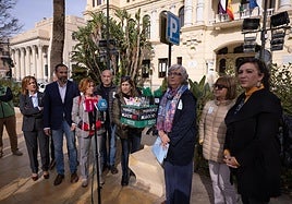 Vecinos del movimiento vecinal del Parque del Oeste, acompañados de ediles del PSOE y Con Málaga.