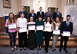 Imagen con los estudiantes galardonados, en el centro cultural de la Fundación Unicaja.