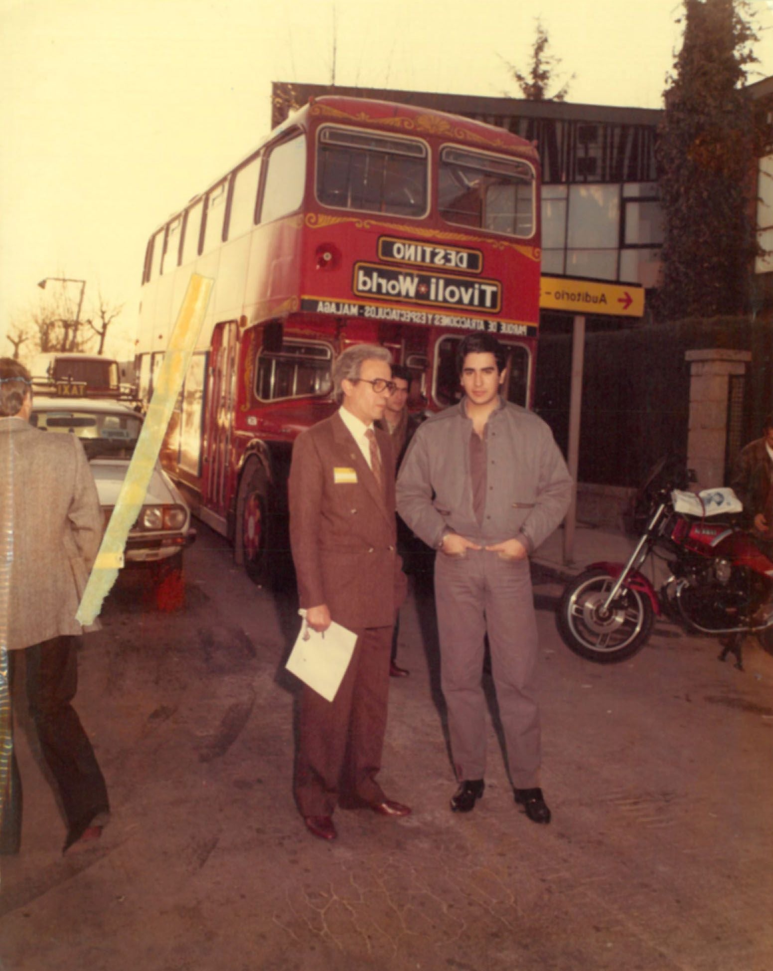 El cantante Agustín Pantoja, hermano de la tonadillera, poco antes de ofrecer un concierto en el auditorio, acompañado de Antonio Rodríguez, el máximo responsable de la compañía Espectáculos Mundo