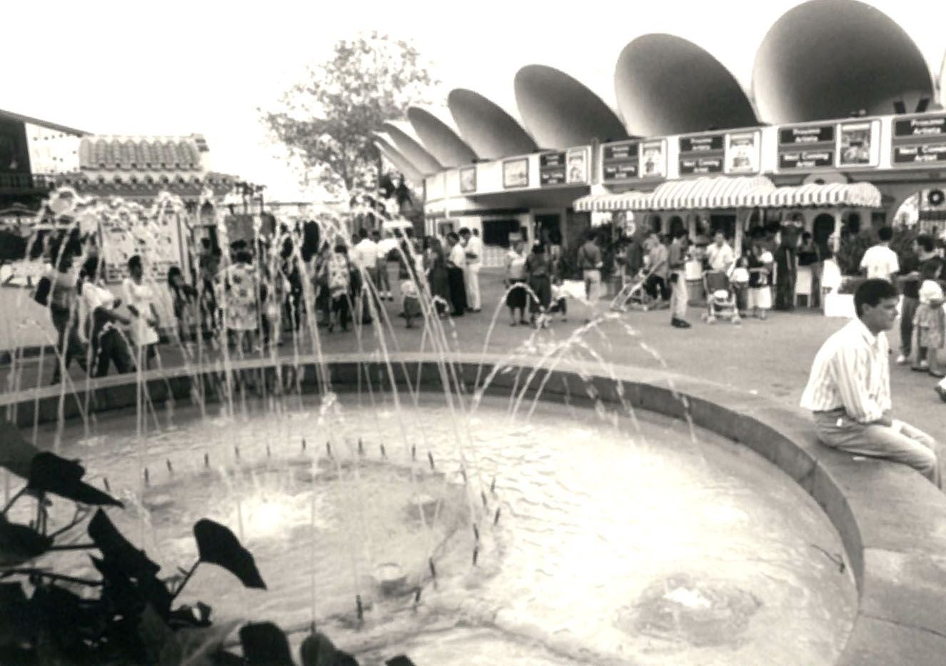 Entrada al parque de atracciones, con su tradicional fuente y el puesto de fotografía donde posabas antes de entrar al parque