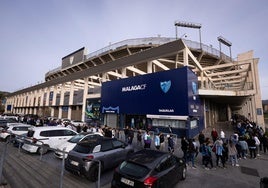 Los aficionados del Málaga, en la cola para acceder a la sesión de puertas abiertas este martes.