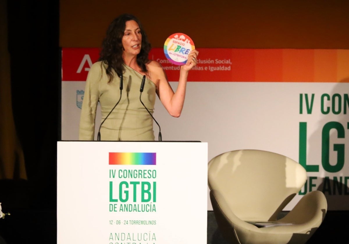 La consejera de Igualdad, Loles López, con la distinción para los espacios libres de LGTBIfobia.