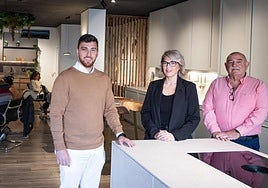 Carlos Ortiz, su hermana Sole y su padre Antonio, en el interior de la tienda.
