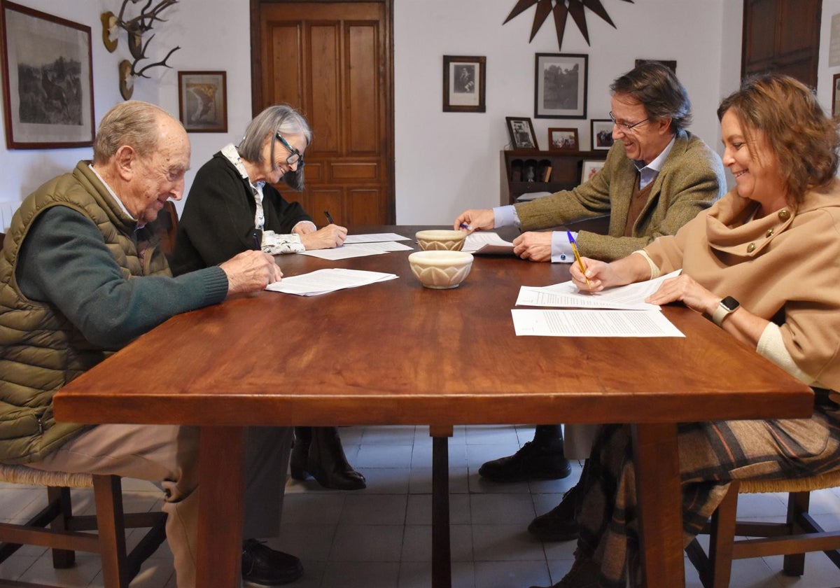 La consejera de Sostenibilidad, Catalina García, en la firma del convenio.