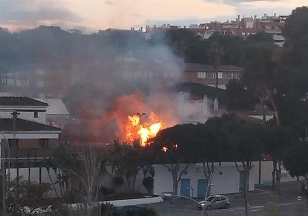 Susto por un incendio junto al antiguo centro de menores San Francisco de Torremolinos