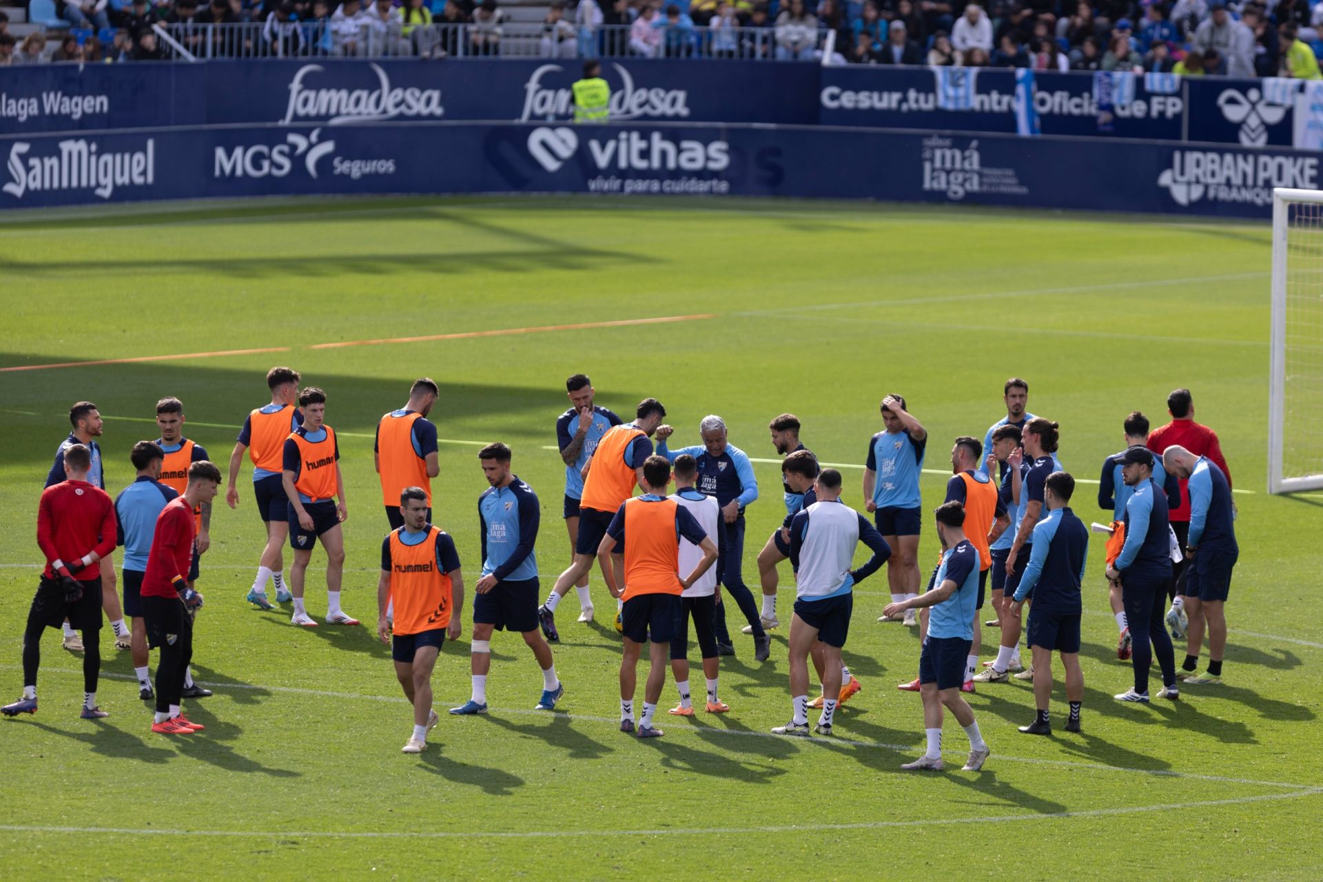 El entrenamiento del Málaga de puertas abiertas, en imágenes