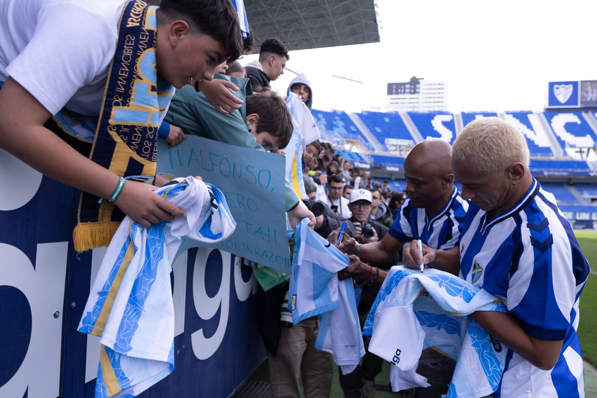 El entrenamiento del Málaga de puertas abiertas, en imágenes