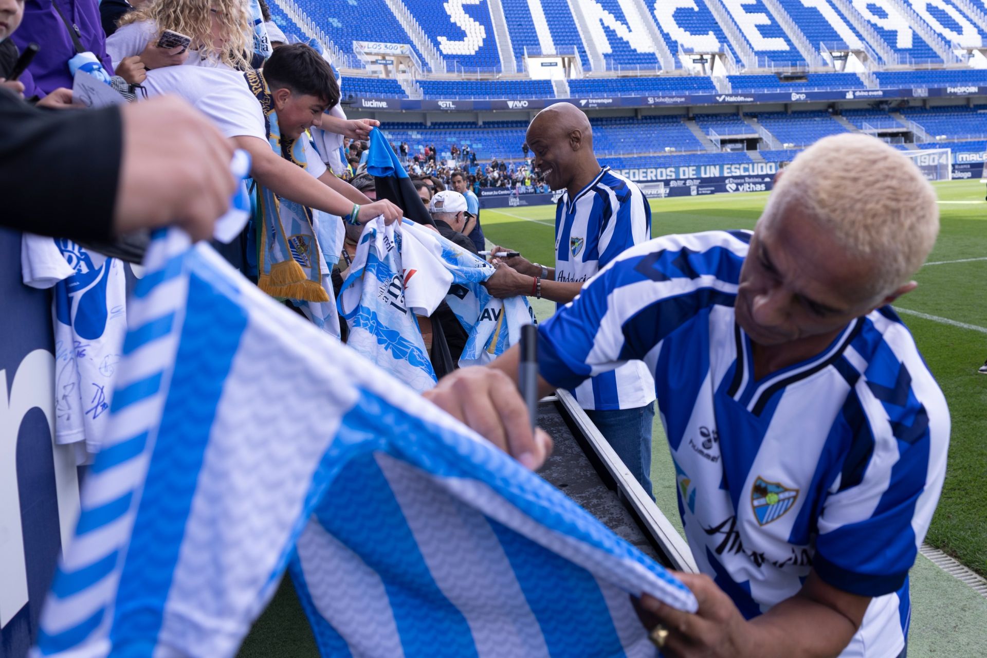 El entrenamiento del Málaga de puertas abiertas, en imágenes