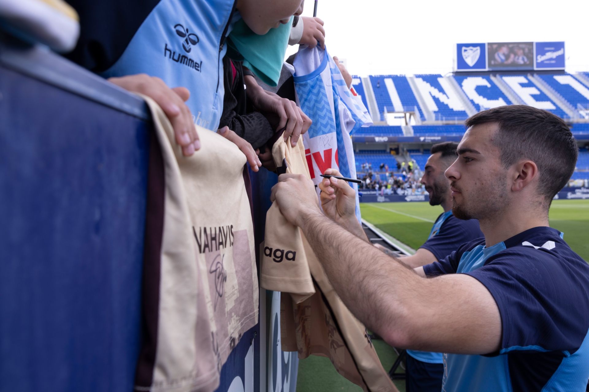 El entrenamiento del Málaga de puertas abiertas, en imágenes