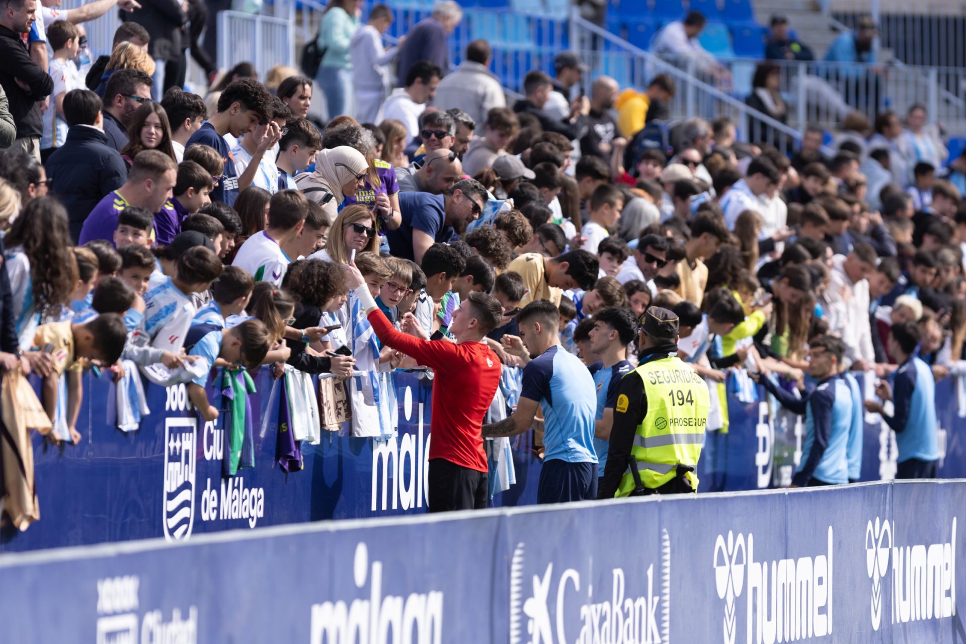 El entrenamiento del Málaga de puertas abiertas, en imágenes