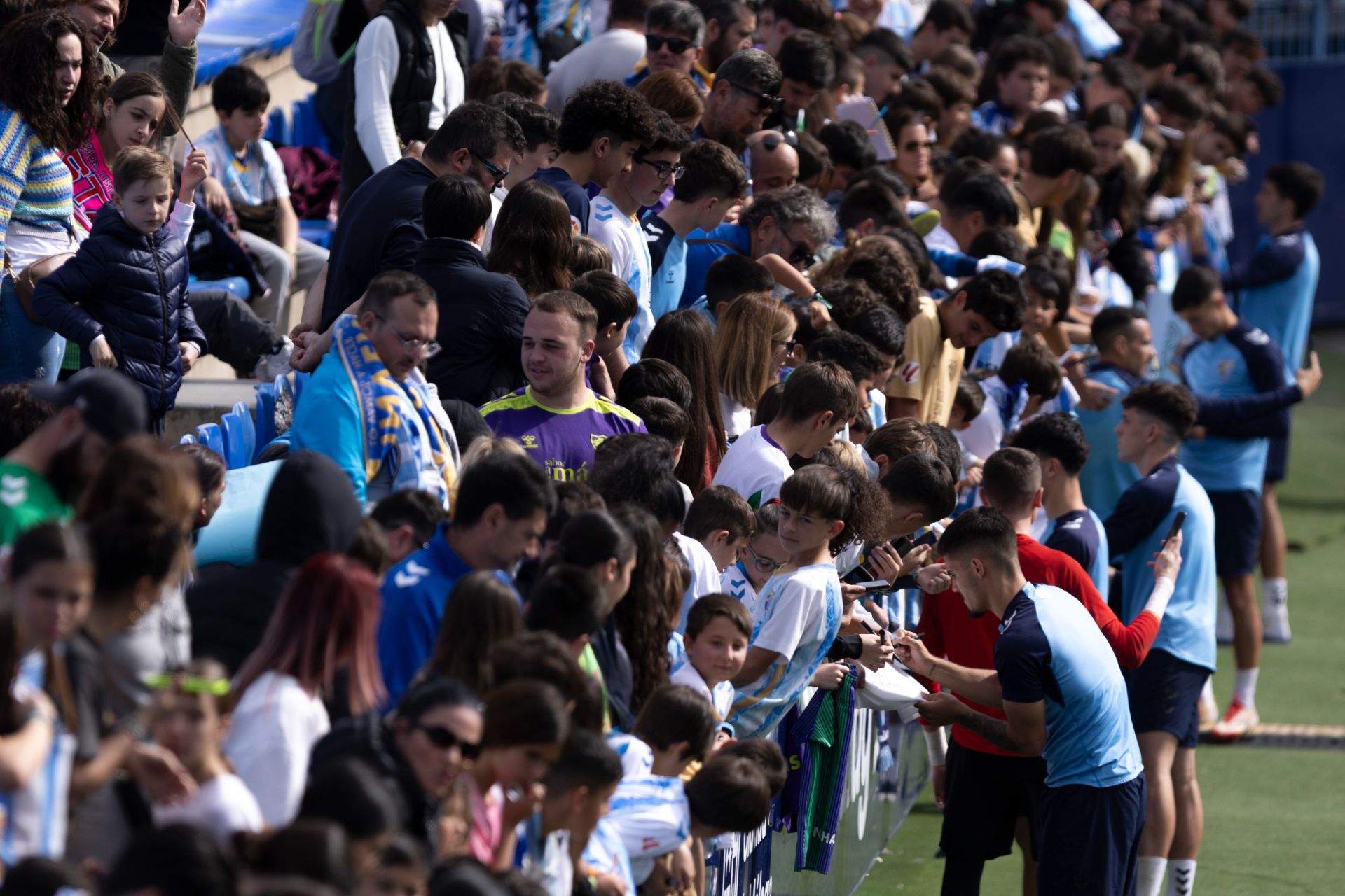 El entrenamiento del Málaga de puertas abiertas, en imágenes