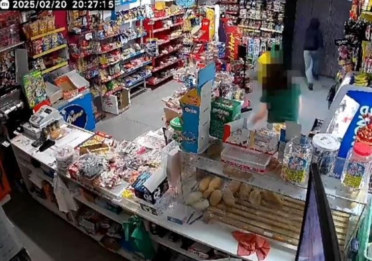 Captura del vídeo de la cámara de seguridad de la tienda donde sucedieron los hechos.