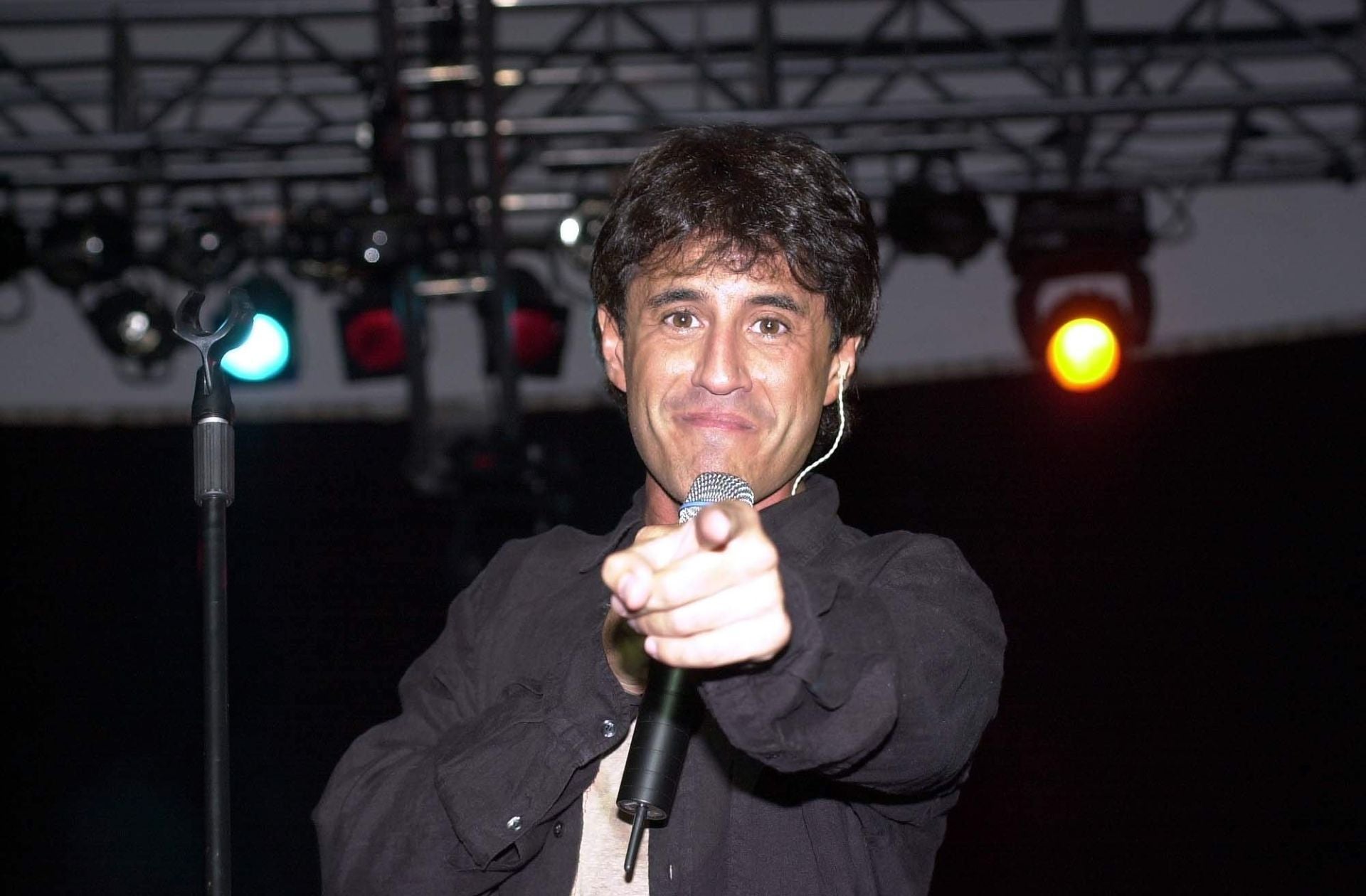 Otra de las voces imprescindibles de los veranos en el parque de atracciones: Sergio Dalma, ídolo de las adolescentes de la época, que llenaban todos los pases del cantante. En la imagen, en su concierto del verano de 2001