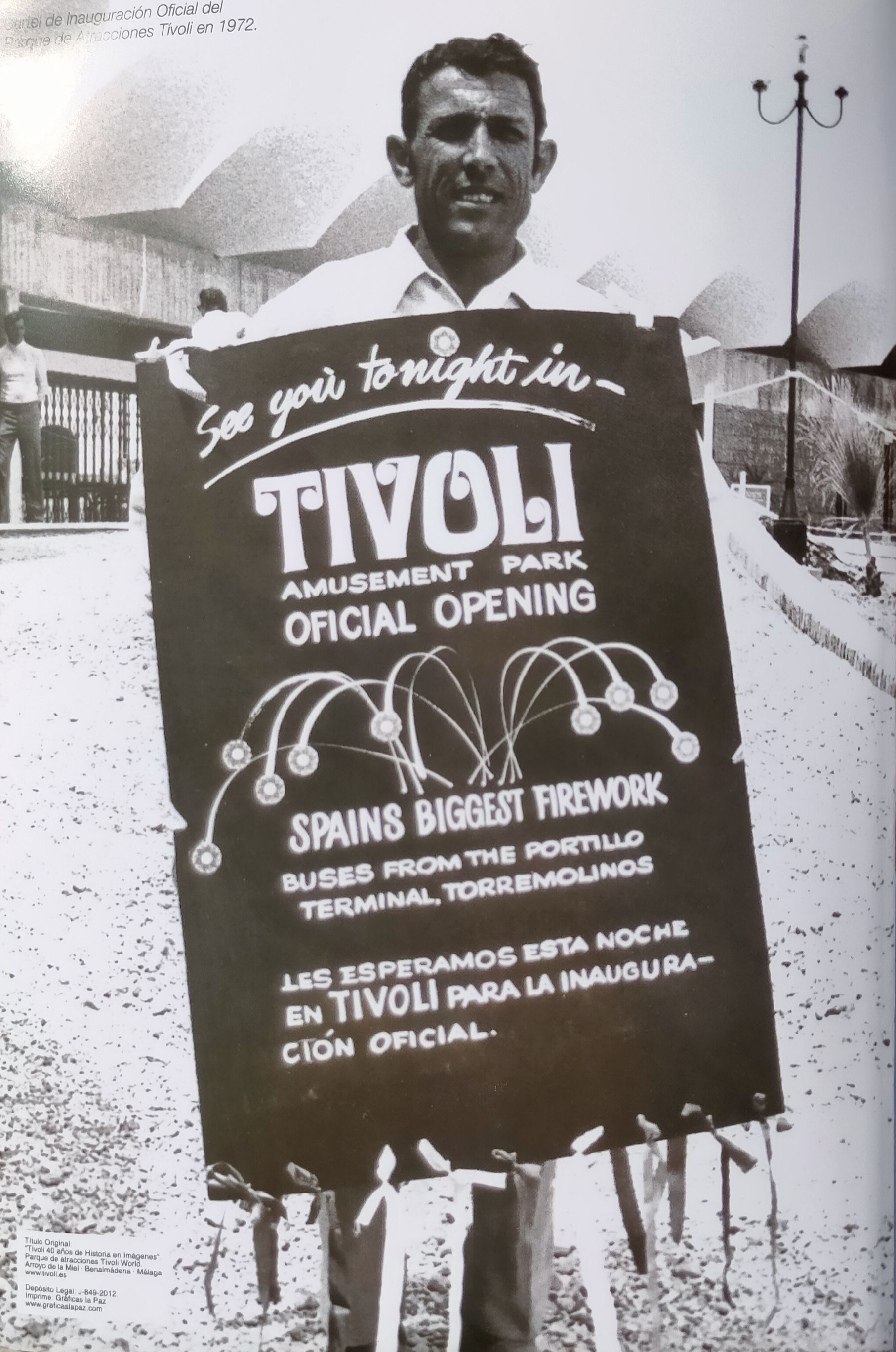 Un empleado de Tivoli, con el cartel que anunciaba la inauguración oficial del parque de atracciones, el 20 de mayo de 1972, con un espectáculo de fuesgos artificiales incluido