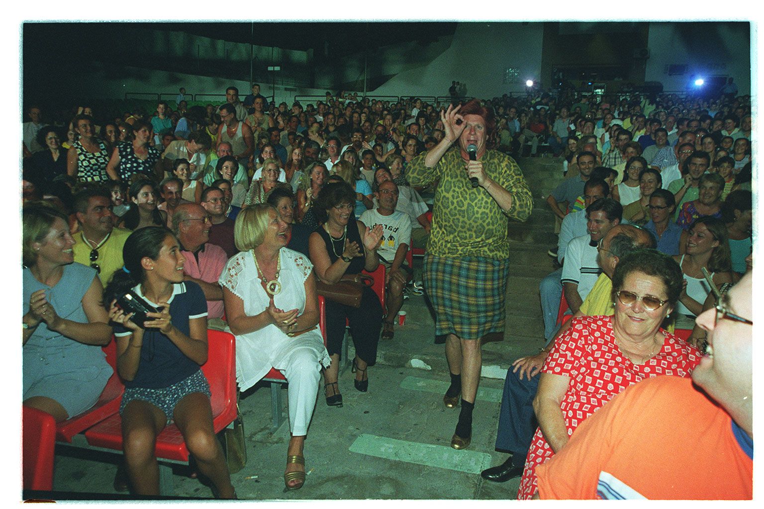 Jorge Cadaval, de Los Morancos, caracterizado como uno de los personajes de Omaíta y Antonia, por las escaleras de un auditorio que siempre se llenaba para ver a los cómicos. Aquí, una actuación del verano del 98