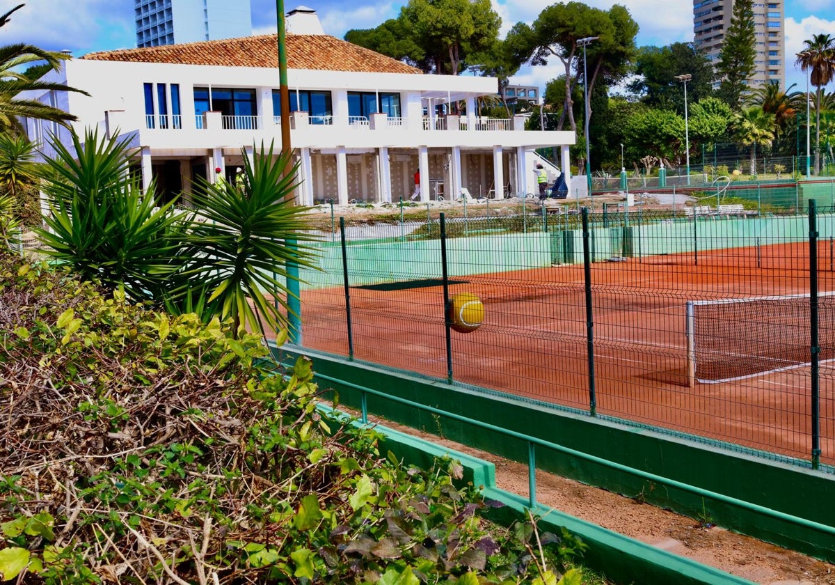 Panorámica del estado actual de una de las pistas de tierra batida del Hotel Don Carlos, que ultima las obras para abrir en verano como Rafa Nadal Tennis Center.