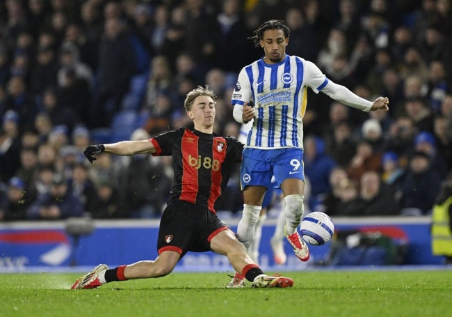 Huijsen, este martes ante Joao Pedro en su duelo ante el Brighton.