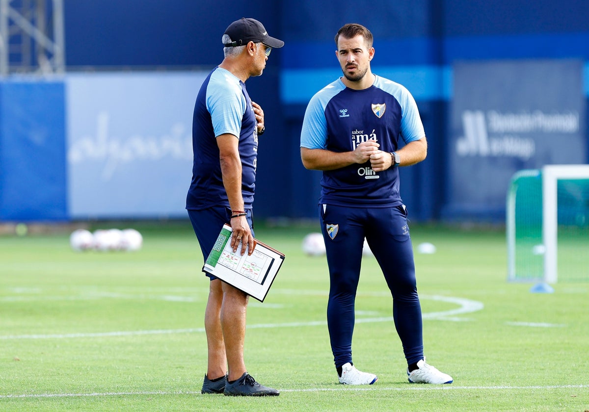 Pellicer conversa con Manolo Sánchez, segundo entrenador del Málaga, durante un entrenamiento.