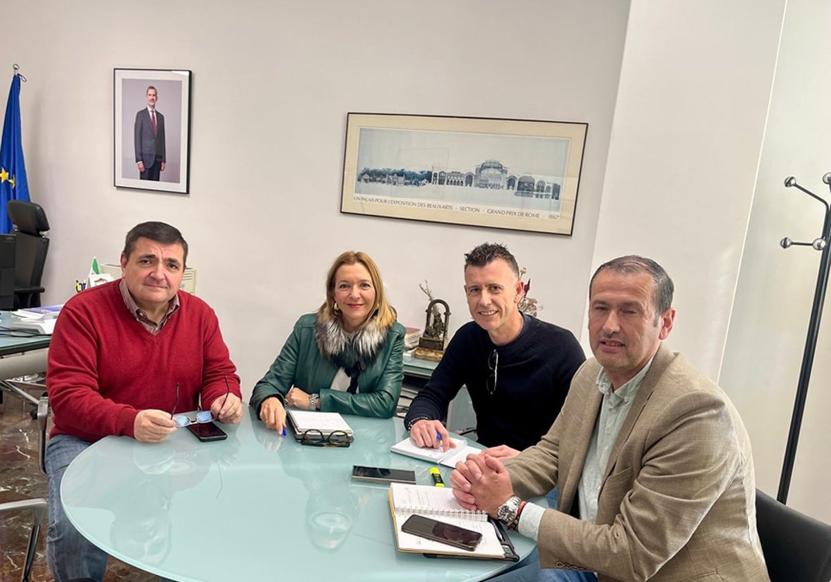 Los alcaldes de Cuevas Bajas y Cuevas de San Marcos durante la reunión en Fomento.