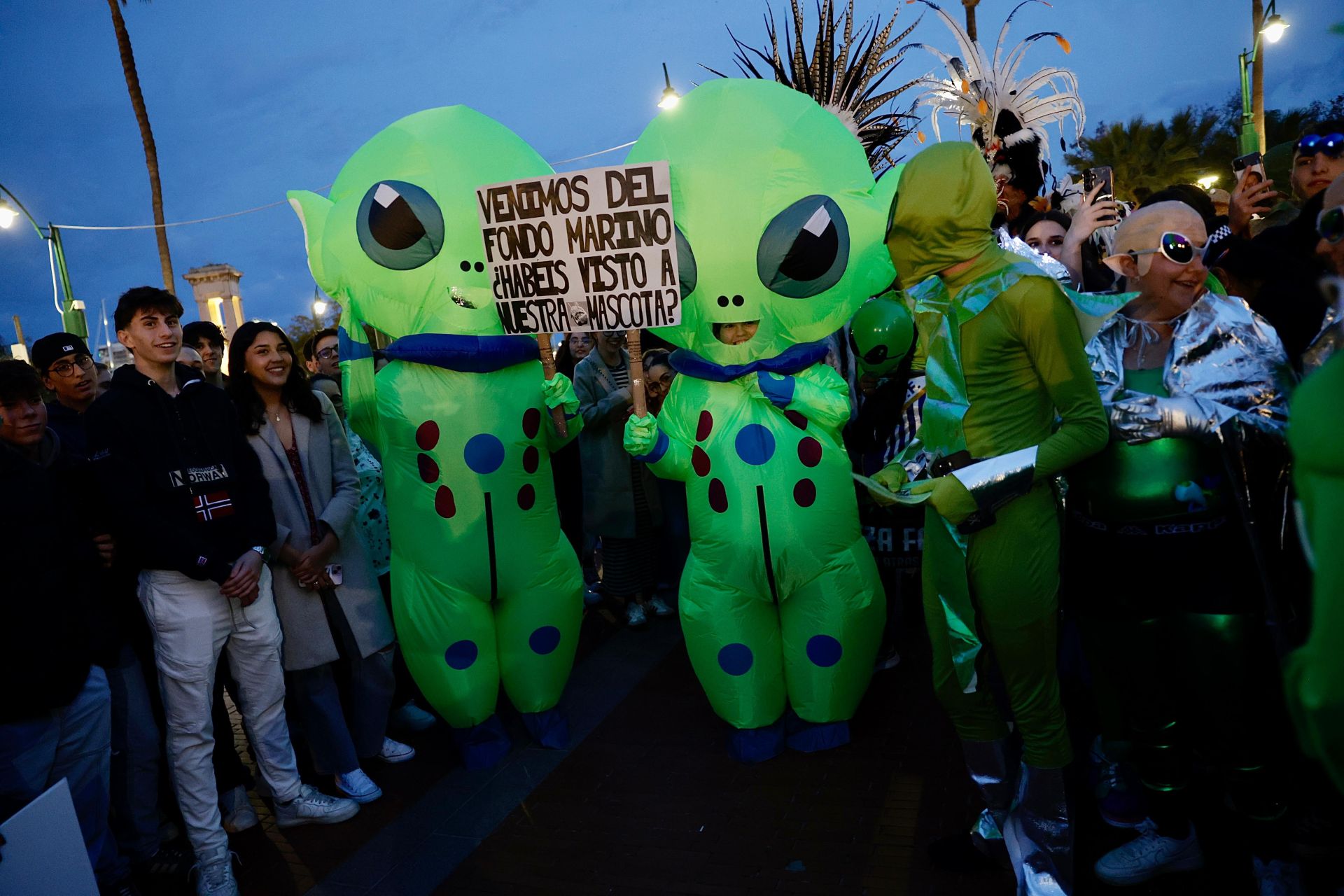 La &#039;quedada extraterrestre&#039; de Carliyo el Nervio en la Plaza de la Marina