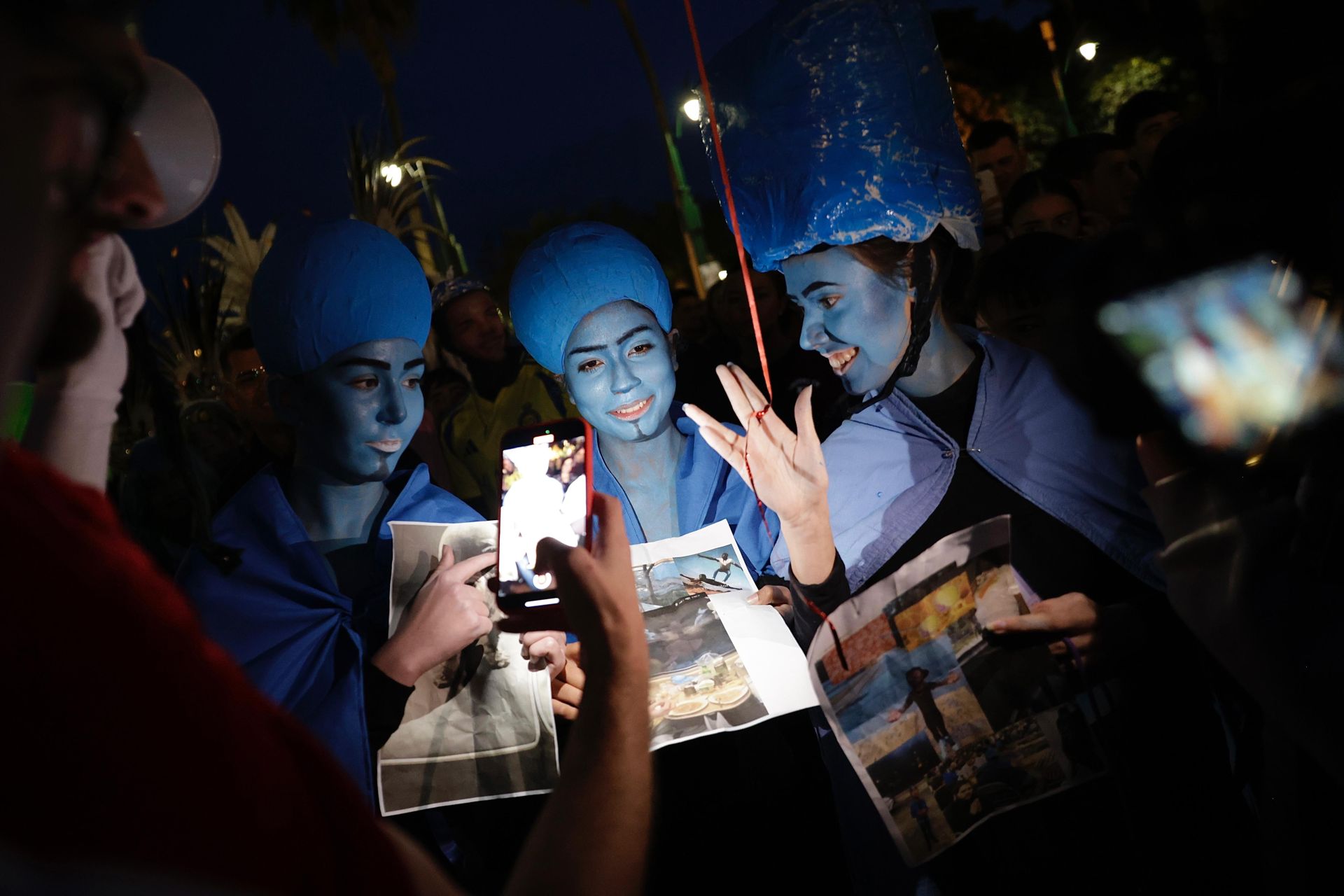 La &#039;quedada extraterrestre&#039; de Carliyo el Nervio en la Plaza de la Marina