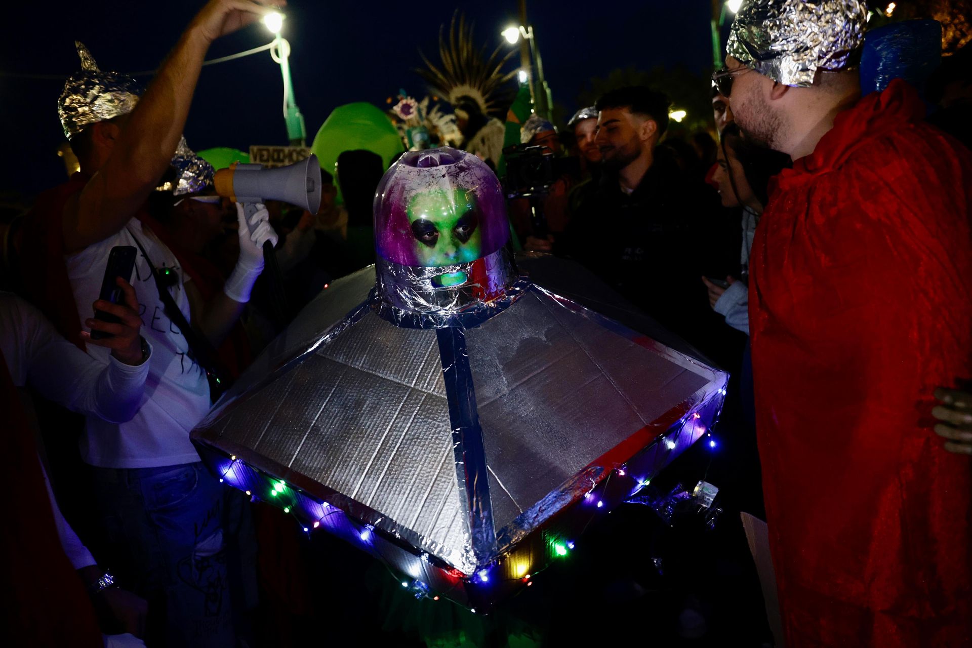 La &#039;quedada extraterrestre&#039; de Carliyo el Nervio en la Plaza de la Marina