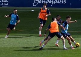 Manu Molina y Álex Pastor intentan arrebatar el balón a Chupete.