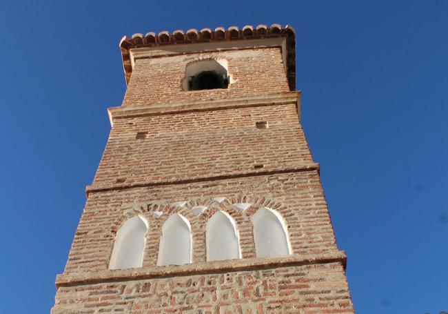 Durante años, este antiguo minarete, como otros de la comarca, estuvo oculto bajo la cal.