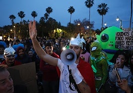 Los extraterrestres toman la plaza de la Marina convocados por el influencer Carliyo el Nervio