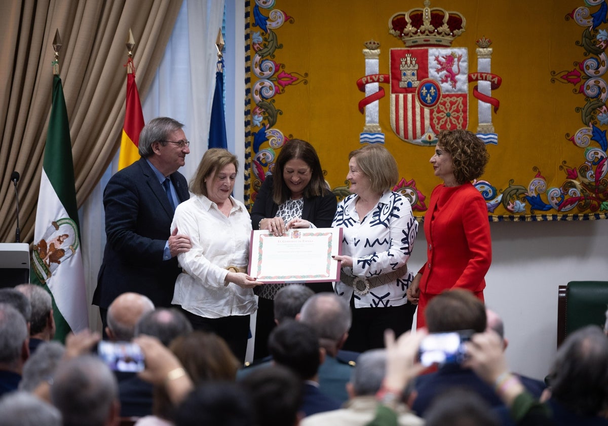 Montero, a la derecha de la imagen, junto a las hermanas de García Caparrós y el secretario de Estado de Memoria Democrática.