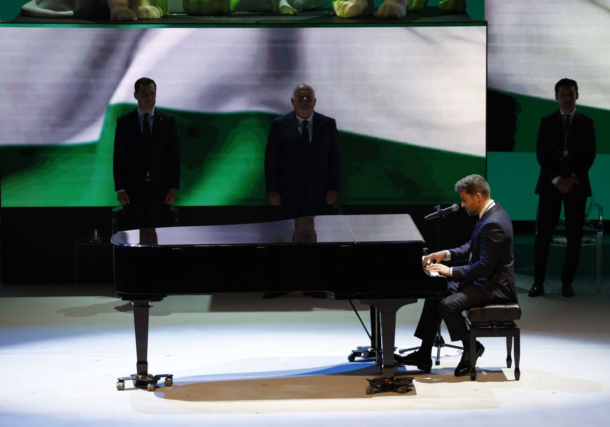 Pablo Alborán interpreta el Himno de Andalucía.