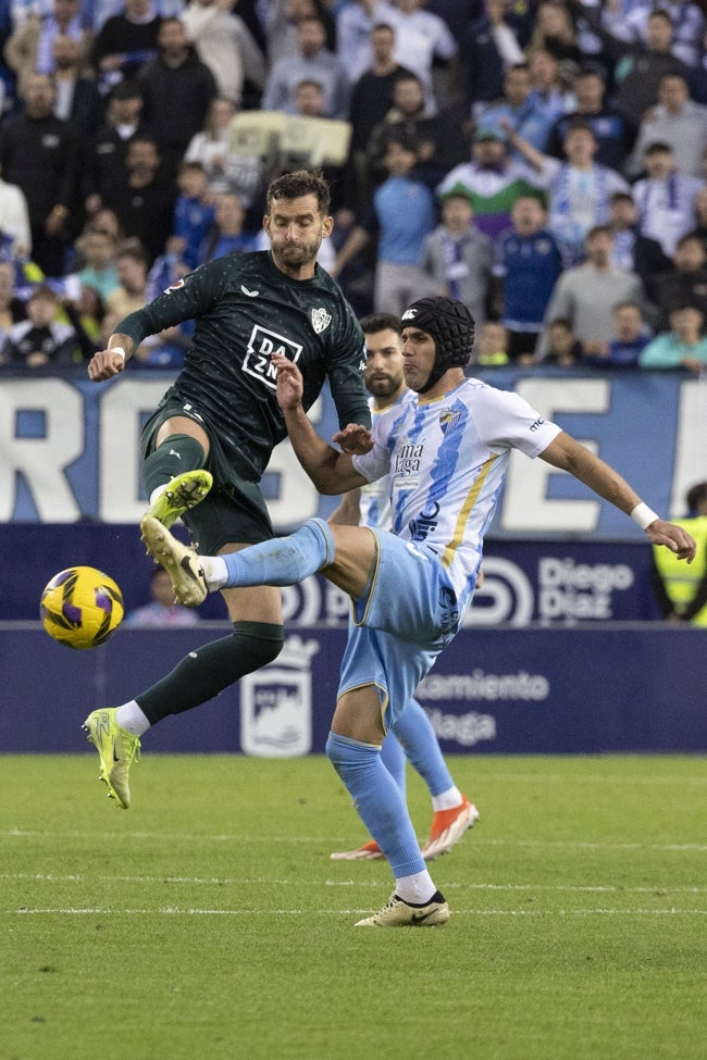 Luismi, en una disputa con Baptistao en el derbi de la primera vuelta, un 1-1 en La Rosaleda.