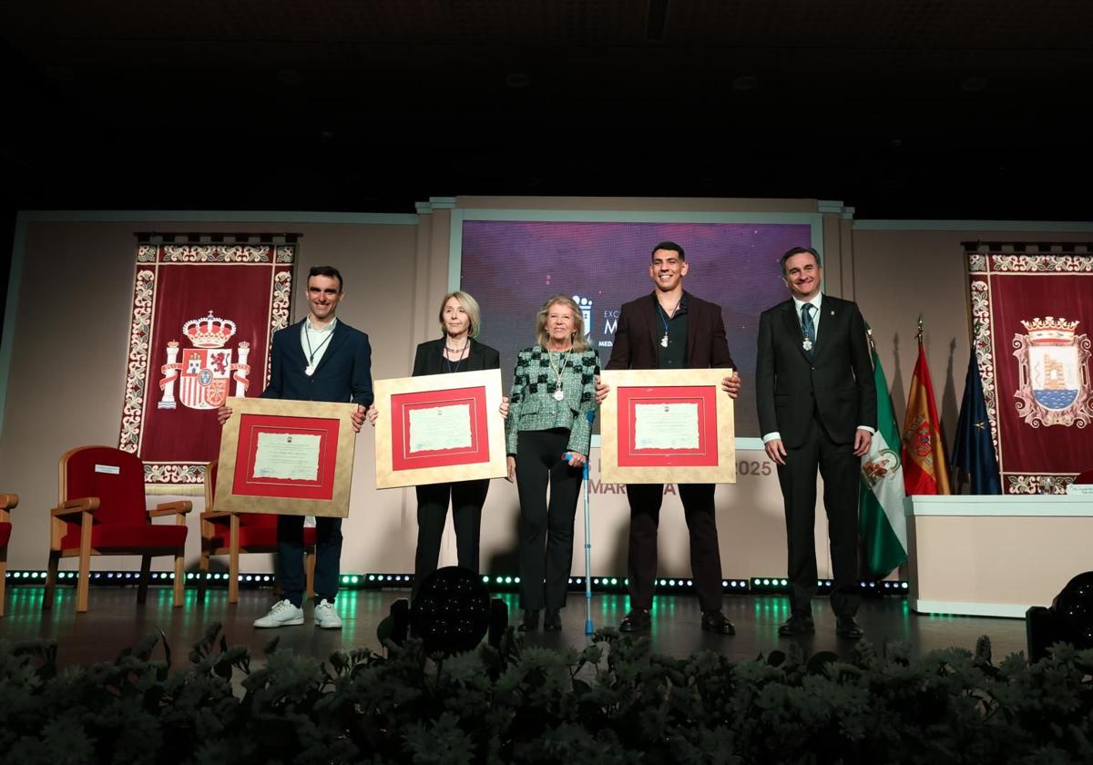 La taekwondista Elena Benítez, el ciclista Luis Ángel Maté y el boxeador Ayoud Ghadfa, junto a la alcaldesa, Ángeles Muñoz.