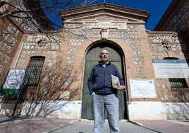 El agente retirado a las puertas de la antigua cárcel de Málaga, donde ETA colocó un coche bomba.