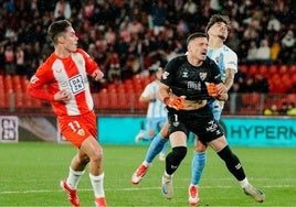 El choque entre Kevin y Alfonso Herrero en el primer tiempo en una acción de fuera de fuego de Arribas.