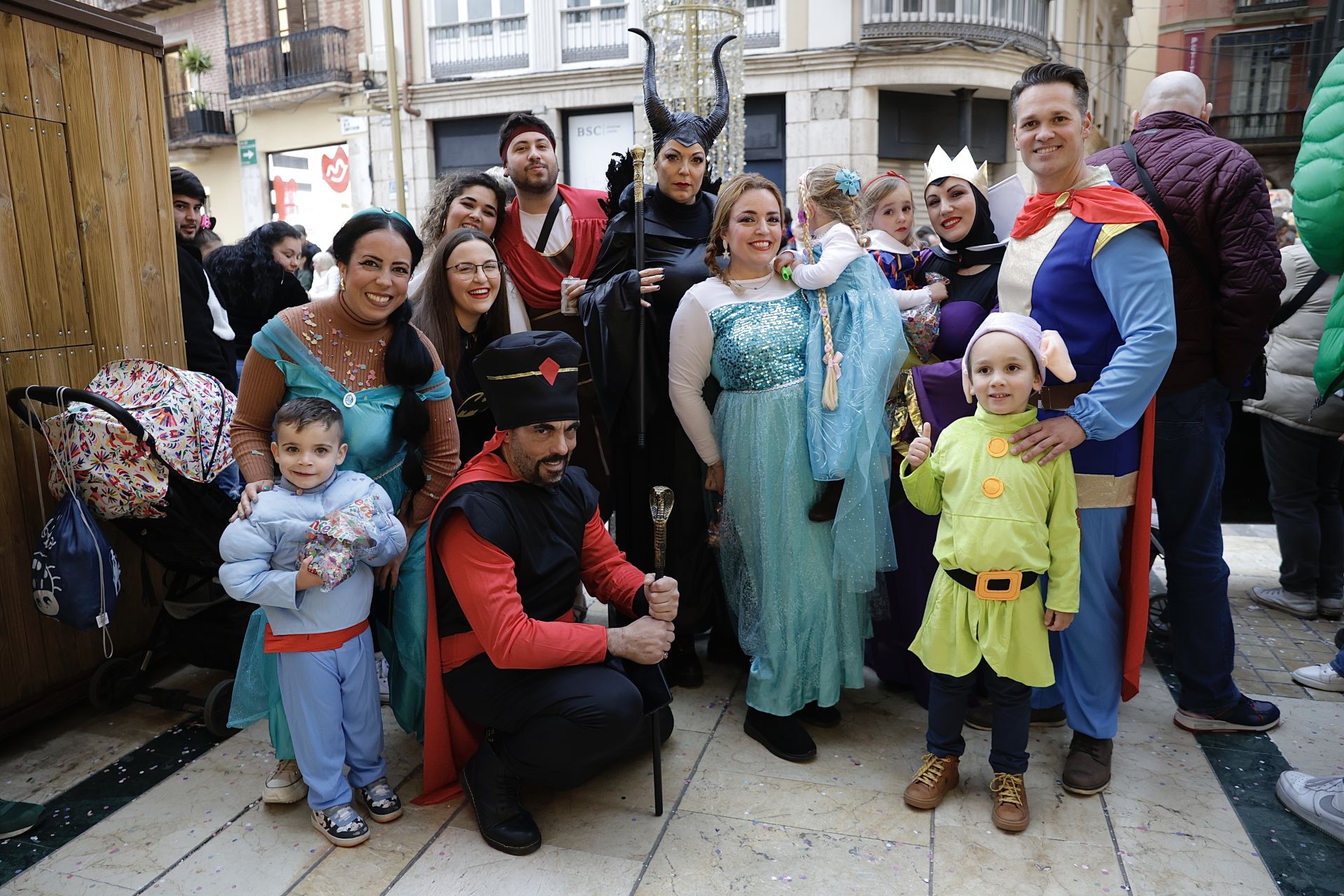 El Carnaval de Málaga sale a la calle: disfraces y la Batalla de las Flores