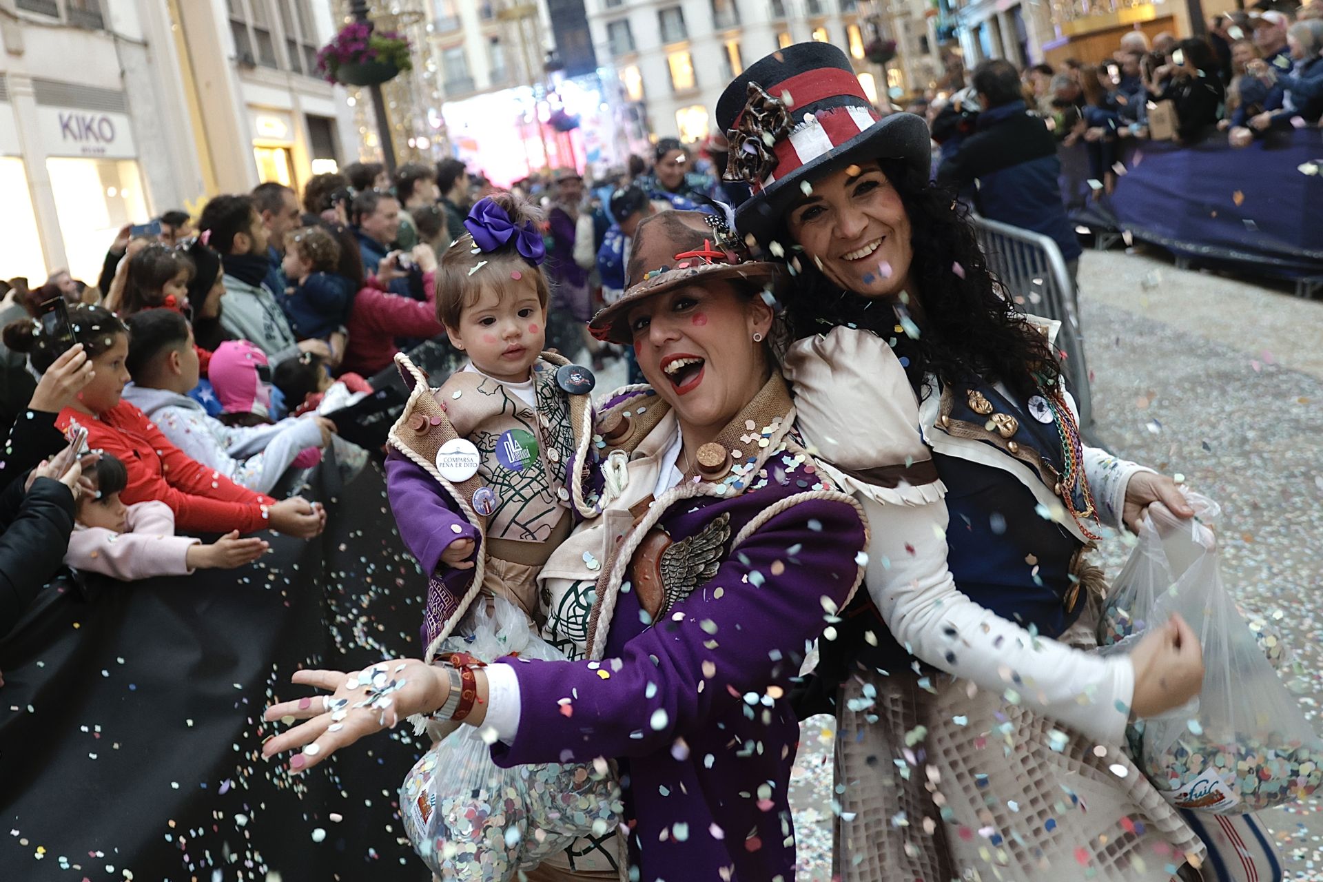 El Carnaval de Málaga sale a la calle: disfraces y la Batalla de las Flores