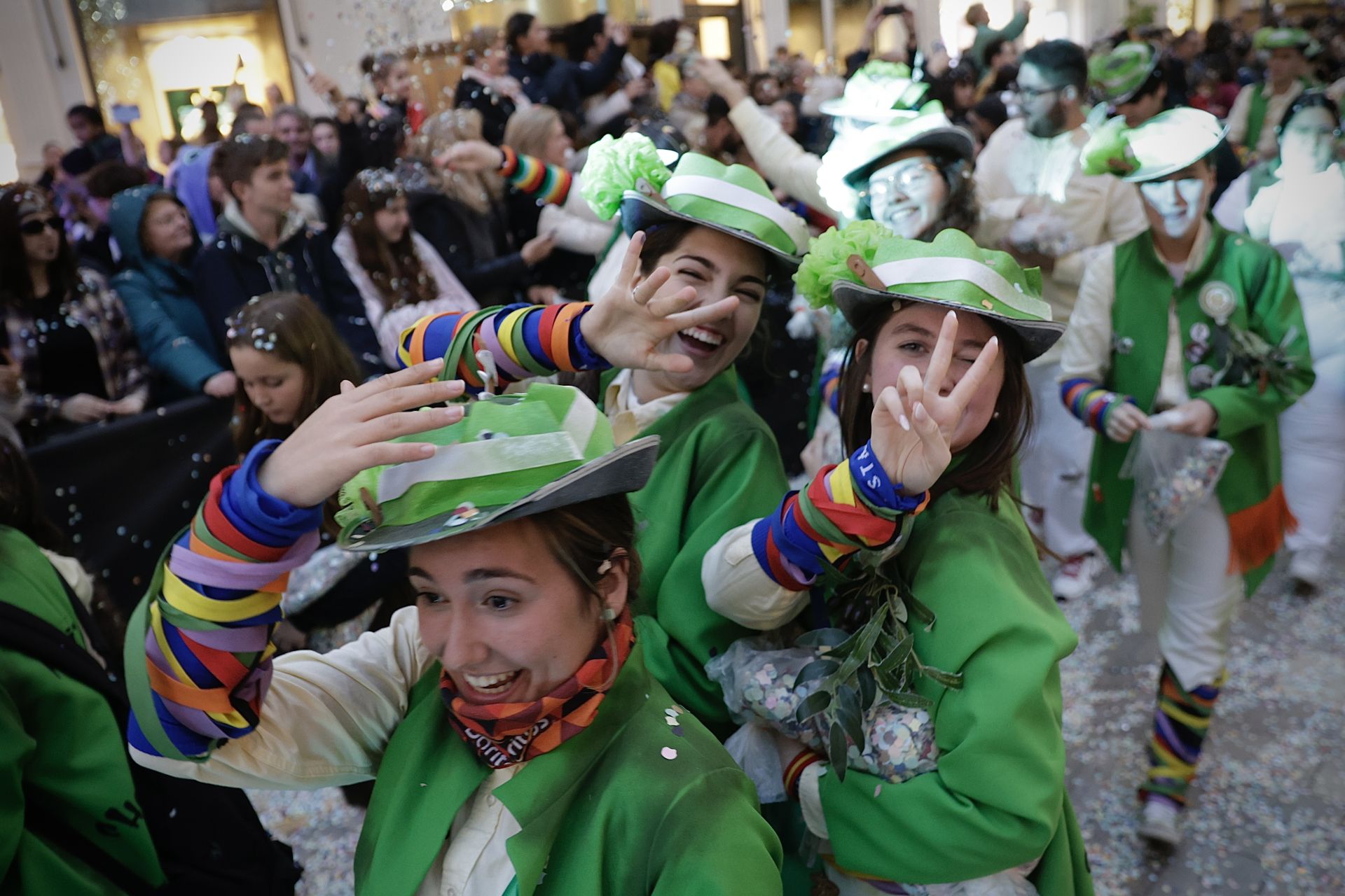 El Carnaval de Málaga sale a la calle: disfraces y la Batalla de las Flores