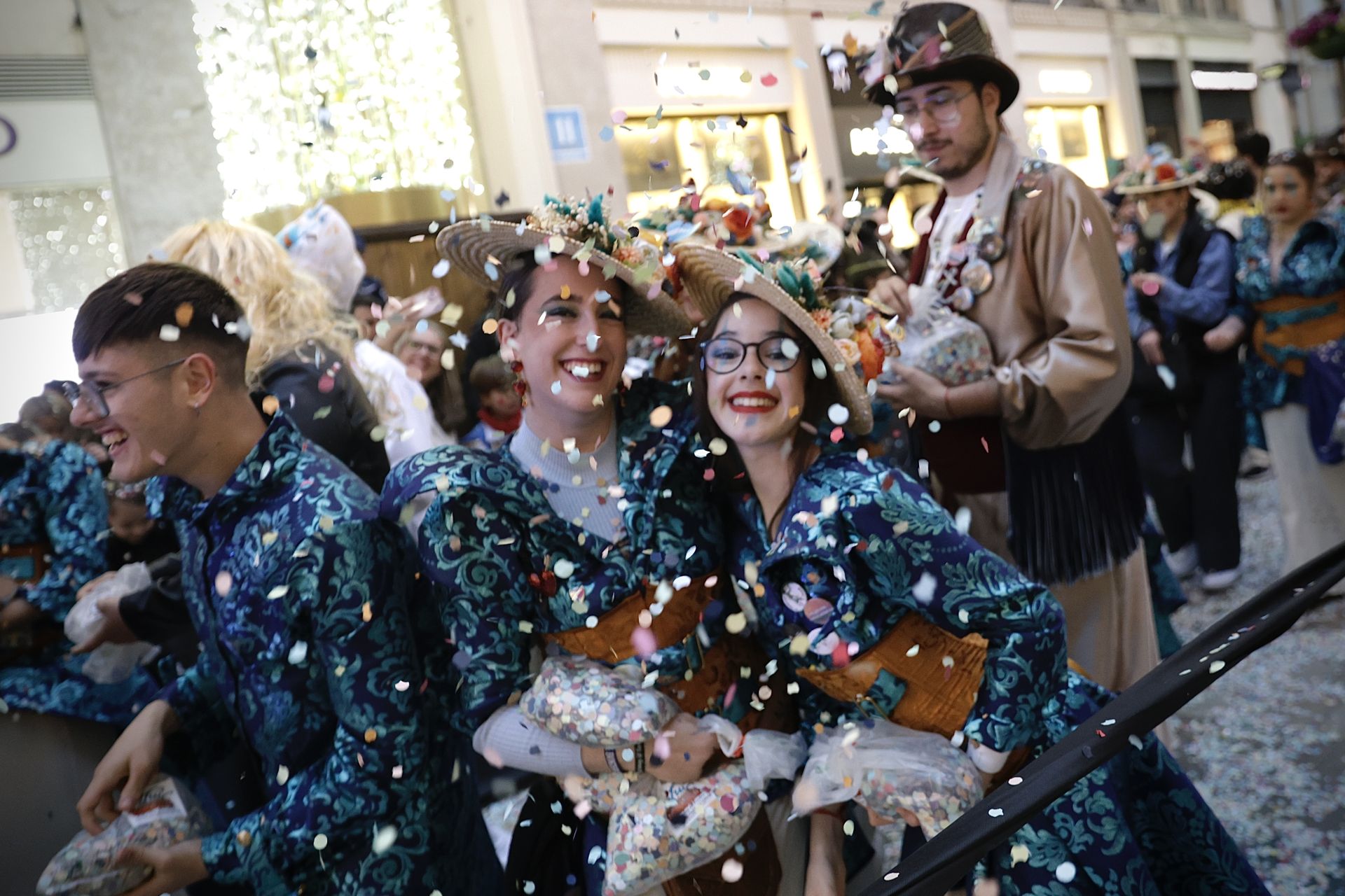 El Carnaval de Málaga sale a la calle: disfraces y la Batalla de las Flores