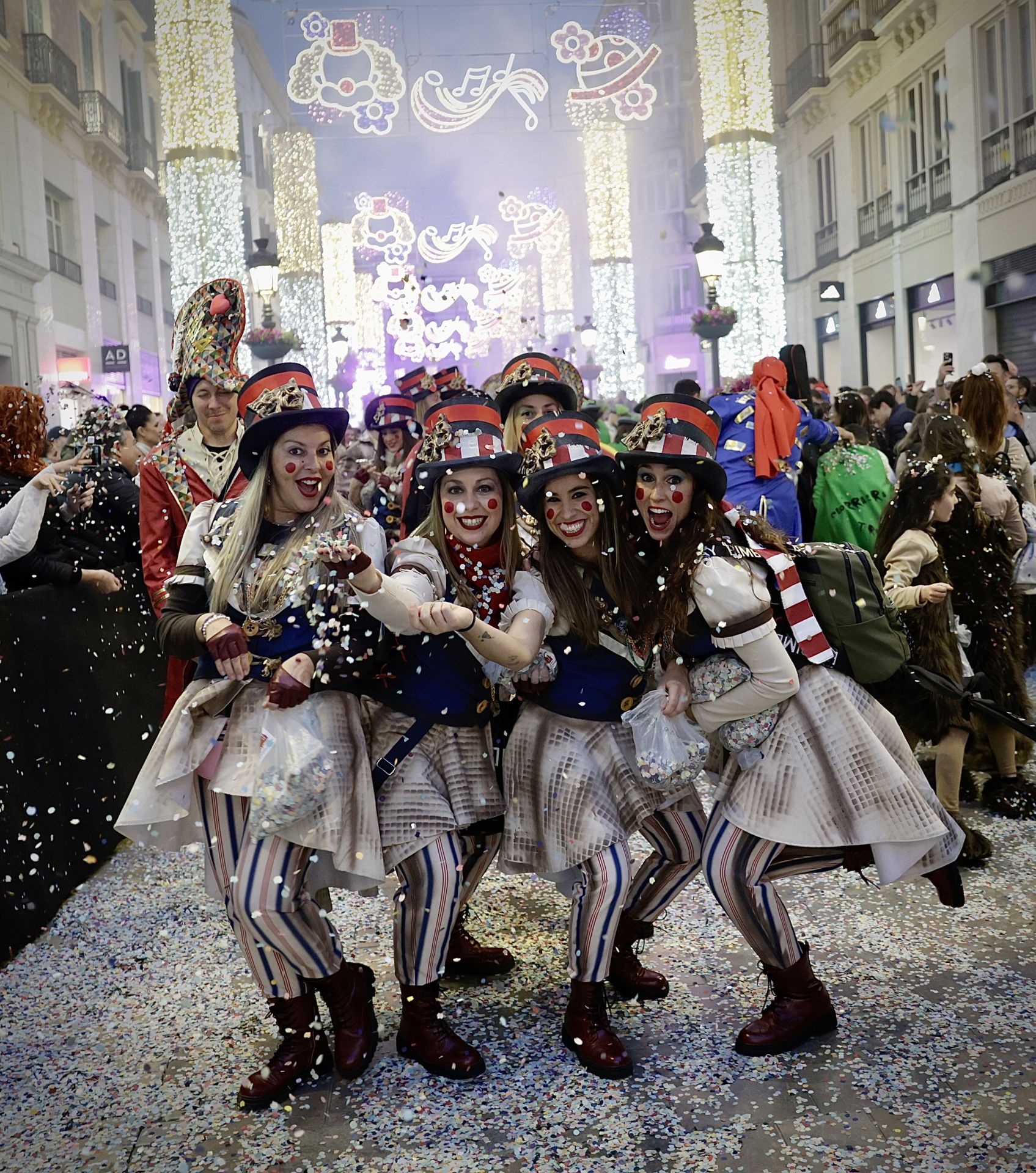 El Carnaval de Málaga sale a la calle: disfraces y la Batalla de las Flores