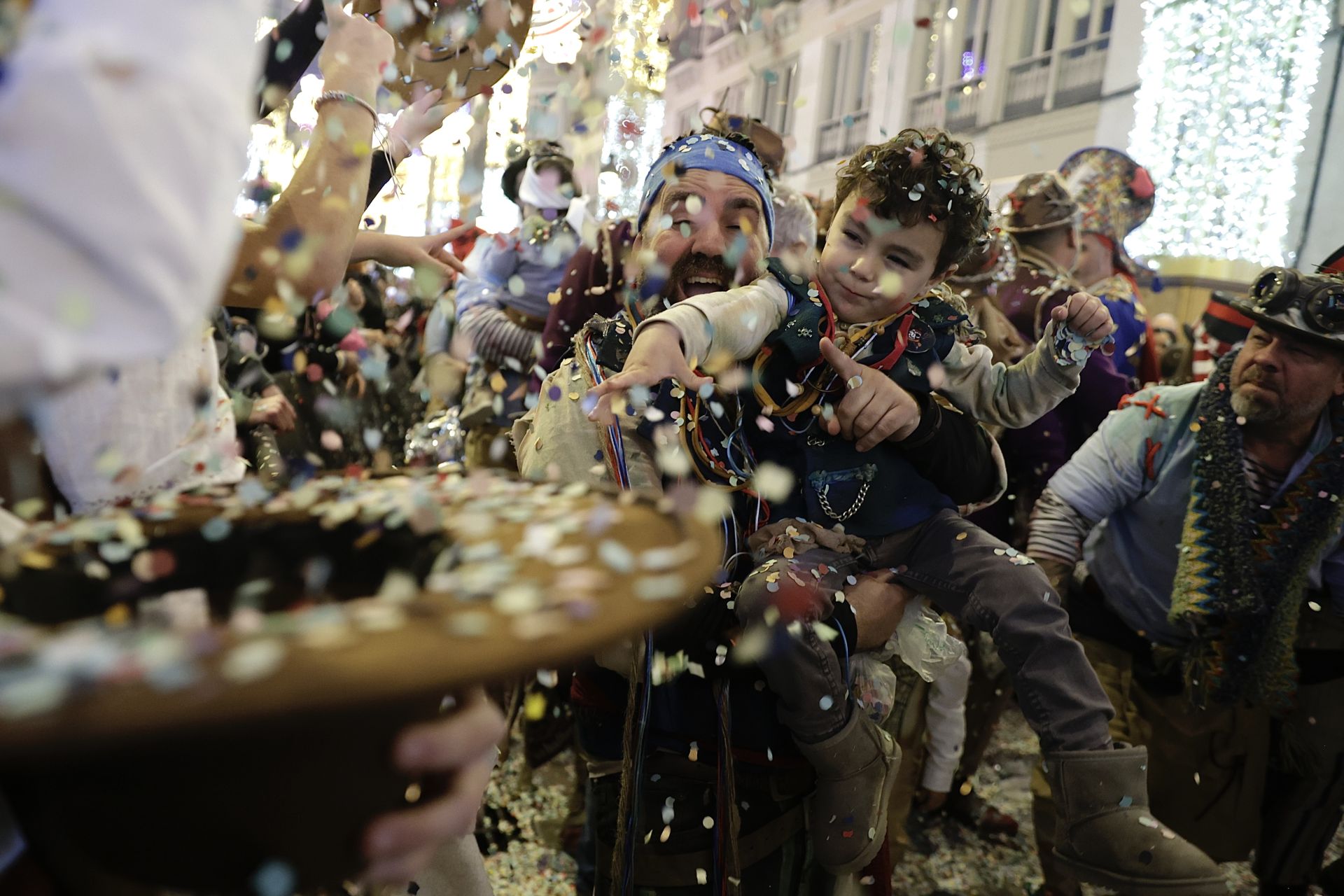 El Carnaval de Málaga sale a la calle: disfraces y la Batalla de las Flores